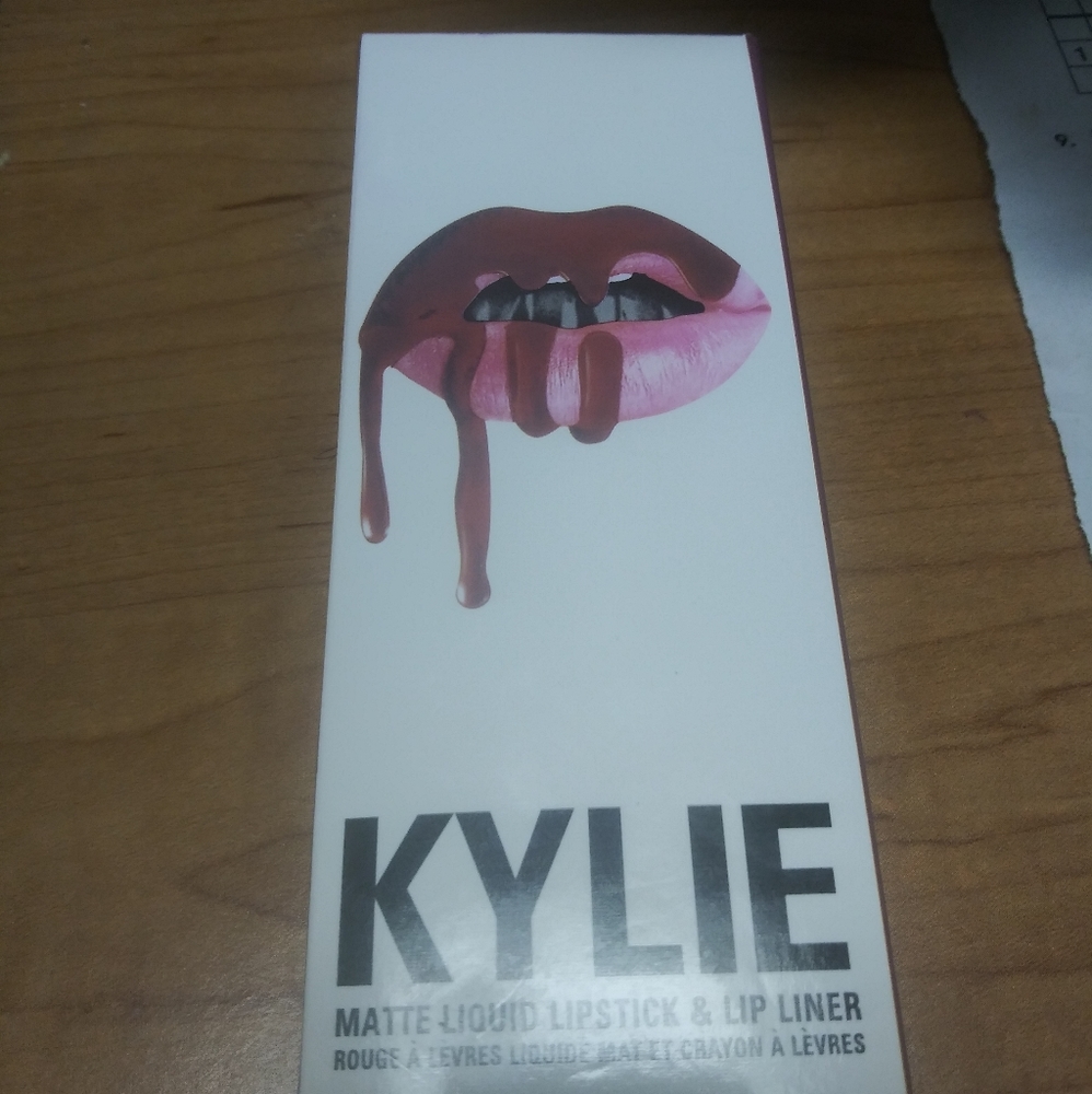 Kylie lip liner/lipstick set